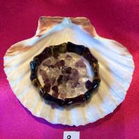placez votre bijou sur les cristaux au coeur de la coquille st jacques