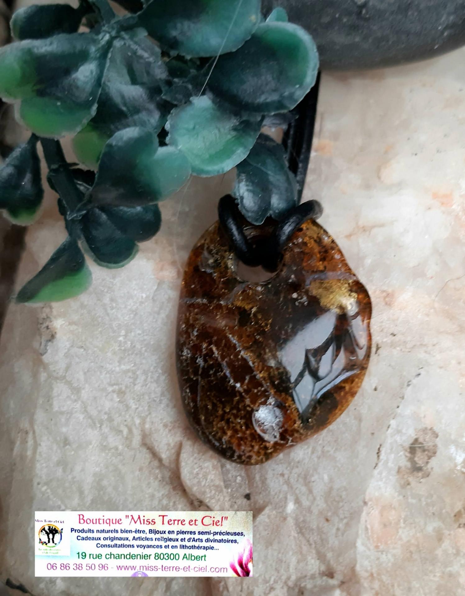 Pendendif en ambre brut