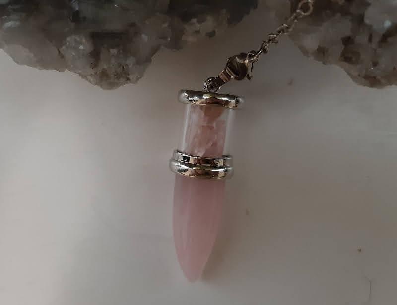 Pendule en quartz rose et cristaux