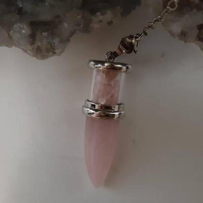 Pendule en quartz rose et cristaux