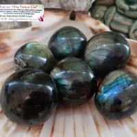 Pierres roulees de labradorite